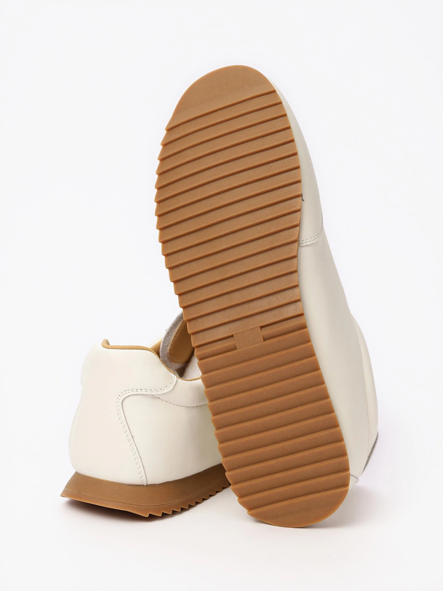 Кеды белого цвета на низкой подошве